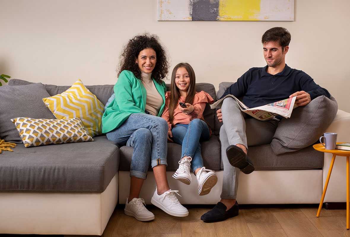 Famiglia a casa sul divano